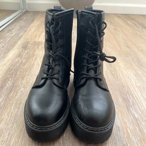 Steve Madden Bettyy Black platform combat boots